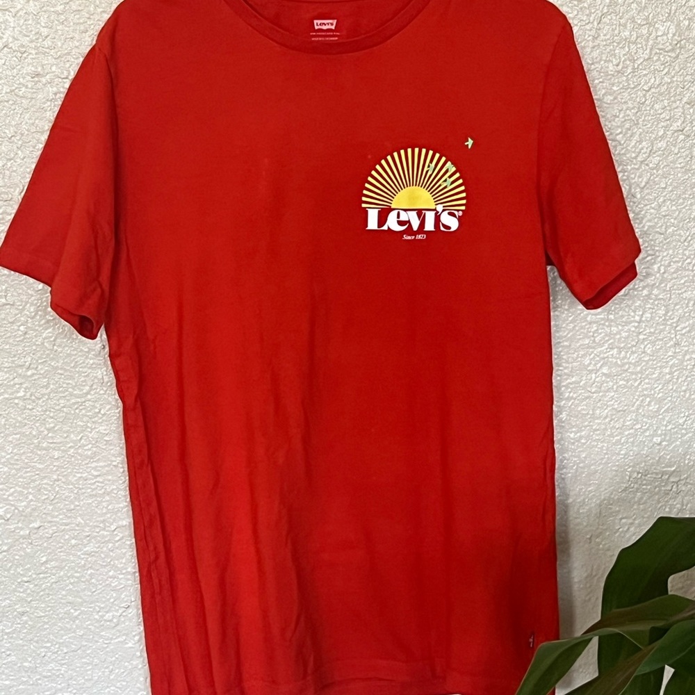 Levi’s tee
